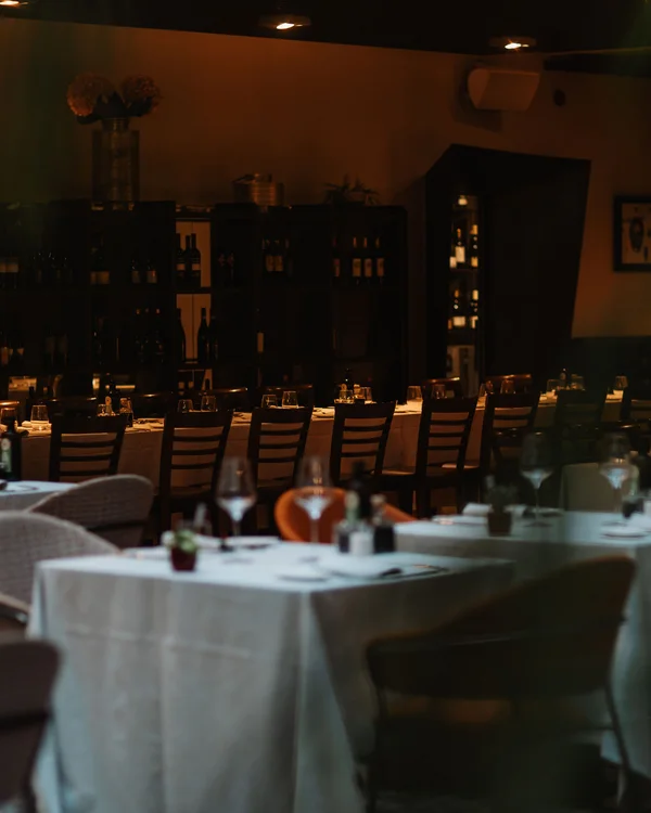 Ristorante elegante con tavoli apparecchiati e luci soffuse