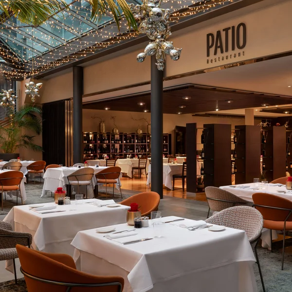 Ristorante elegante con tavoli apparecchiati e luci decorative a soffitto